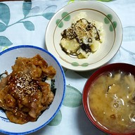 豚丼　舞茸の味噌汁　塩昆布サラダ