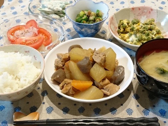 鶏肉と大根と人参と蒟蒻の煮物で晩ごはん♪