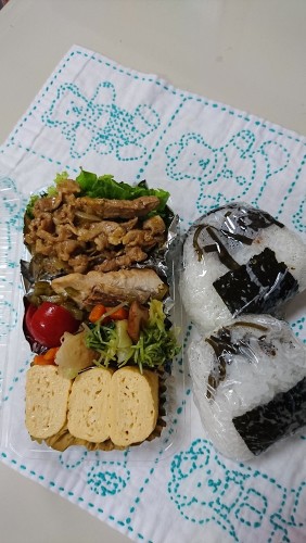 豚肉焼肉のたれカレー炒め、魚マリネ。