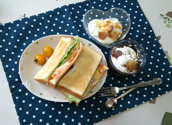 ハムエッグサンドでランチ✨