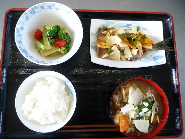イワシの蒸し物と具だくさんの根菜汁の定食