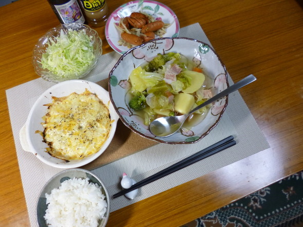ウィンナーとベーコンのポトフで温かい夕食