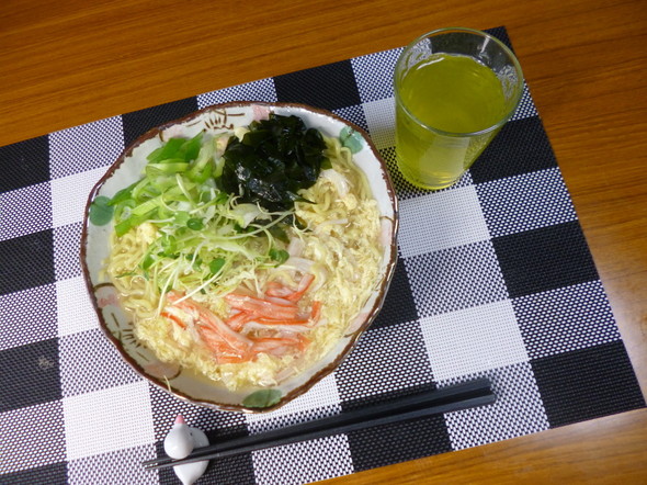 卵餡ラーメンにキャベツと貝割れサラダon