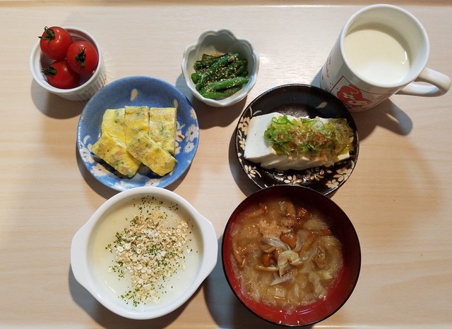 なめことキャベツのお味噌汁 冷奴で朝ご飯 By Richland Y クックパッド みんながのせた献立