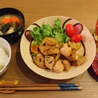 鶏と根菜の照焼・アスパラとエビ・味噌汁