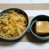 煮込み天ぷらうどん　豆富の麺つゆ煮
