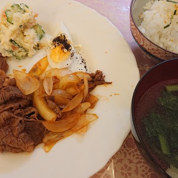牛肉と玉ねぎの炒め物×マカロニポテサラ♡