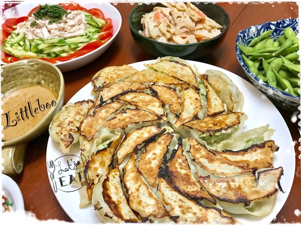 肉汁溢れるジューシー餃子の夕飯