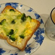 朝食 ブロッコリーと卵のチーズトースト