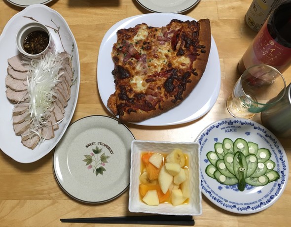市販ピザに紅茶豚でビールもワインも進む♪