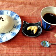 ゆっくり目の朝食はアツアツゴマ饅頭