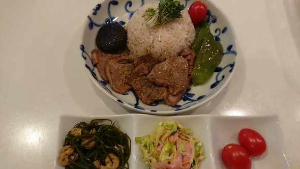 赤身ステーキ丼とコールスロー定食