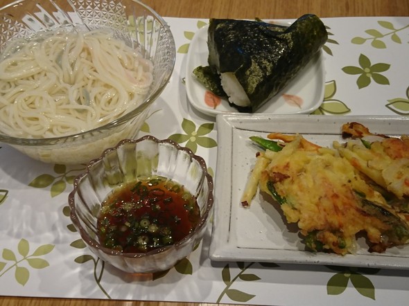昼食 さつま芋と玉葱のかき揚げ