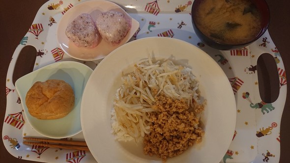 ビビンバ×おにぎり×もやしとワカメ味噌汁