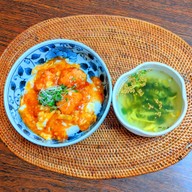 エビチリ風卵とじ丼　めかぶスープ