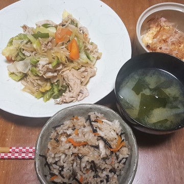 幼児2人と食べる野菜炒め定食☆