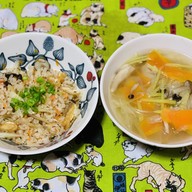 炊き込みご飯と野菜スープ定食