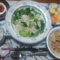 スープ小籠包と中華サラダの夕食