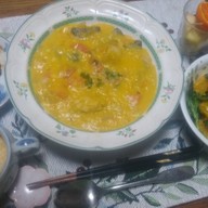 南瓜のシチューと春菊みかんサラダの夕食