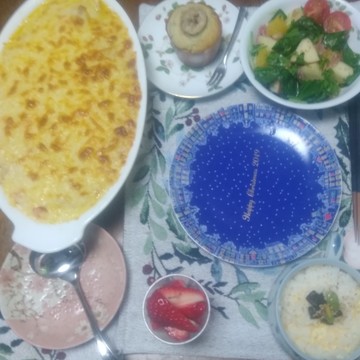 グラタンとフルーツサラダと卵粥とマフィン