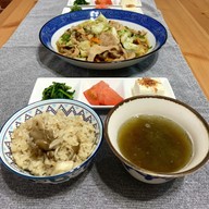 豚肉野菜炒め・炊き込みご飯・副菜3種