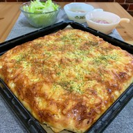 オニオンチーズパン・スープ・レタスサラダ