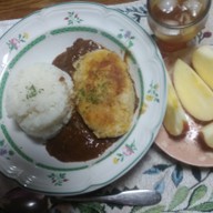 卵コロッケカレーライスと紅茶と林檎の朝食