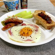 目玉焼き&ウインナー・トーストの朝食