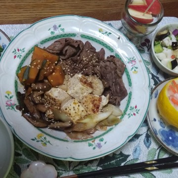 彩り鮮やかな肉豆腐の夕食