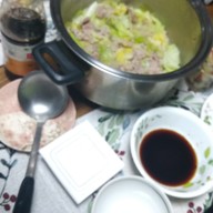 豚肉とキャベツのニンニク塩バター鍋の夕食