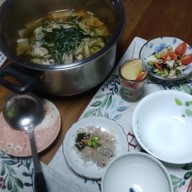 豚肉と白菜とニラともやしの旨辛鍋の夕食