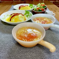 トマトと卵のスープ・オムライス・サラダ