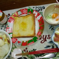 バタートーストとマーマレードティーの朝食