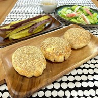 胡椒餅・さつま芋オーブン焼き・サラダ
