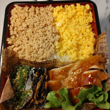 鶏尽くしのお弁当