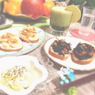 ひじきパンとバナナトーストの朝食