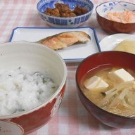 おかゆと大根の味噌汁と焼き魚の夕食
