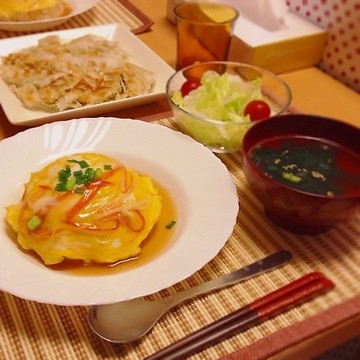天津飯、餃子、サラダ、わかめスープ