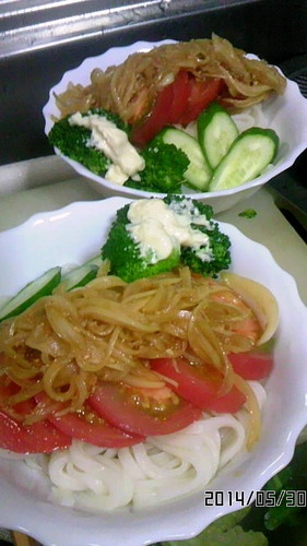 色鮮やかに“さっぱり”サラダうどん♪