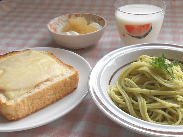 トーストとバジルパスタでランチ
