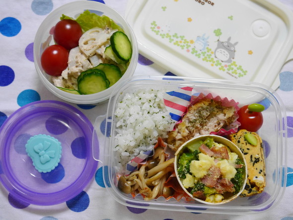 簡単カップグラタン風とサラダのあるお弁当