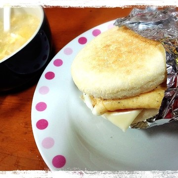 エッグマフィンと白菜スープで朝食♪