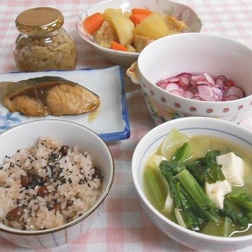 お赤飯と煮物と魚と酢の物で和食の夕食