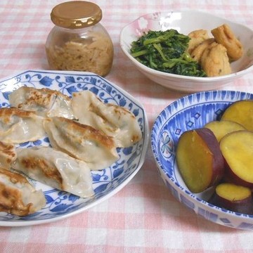 餃子と蕪の葉とサツマイモで夕食