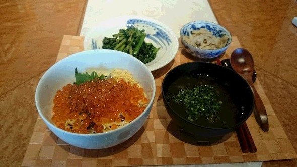 「鮭といくらのちらし寿司?」メインの献立