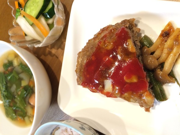 どでかハンバーグとカブの葉スープ