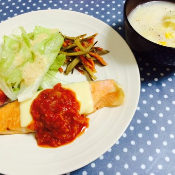 洋風な鮭ソテーと豆乳味噌汁の晩御飯
