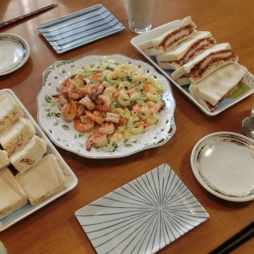 ハワイ風の炒め物とサンドイッチの夕ご飯