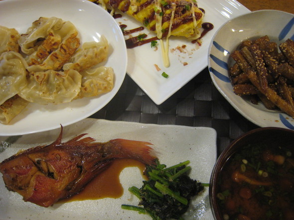冷蔵庫の残り食材でボリューム満点の夕食。